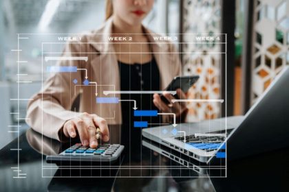 Expert-comptable utilisant des outils technologiques pour optimiser la productivité
