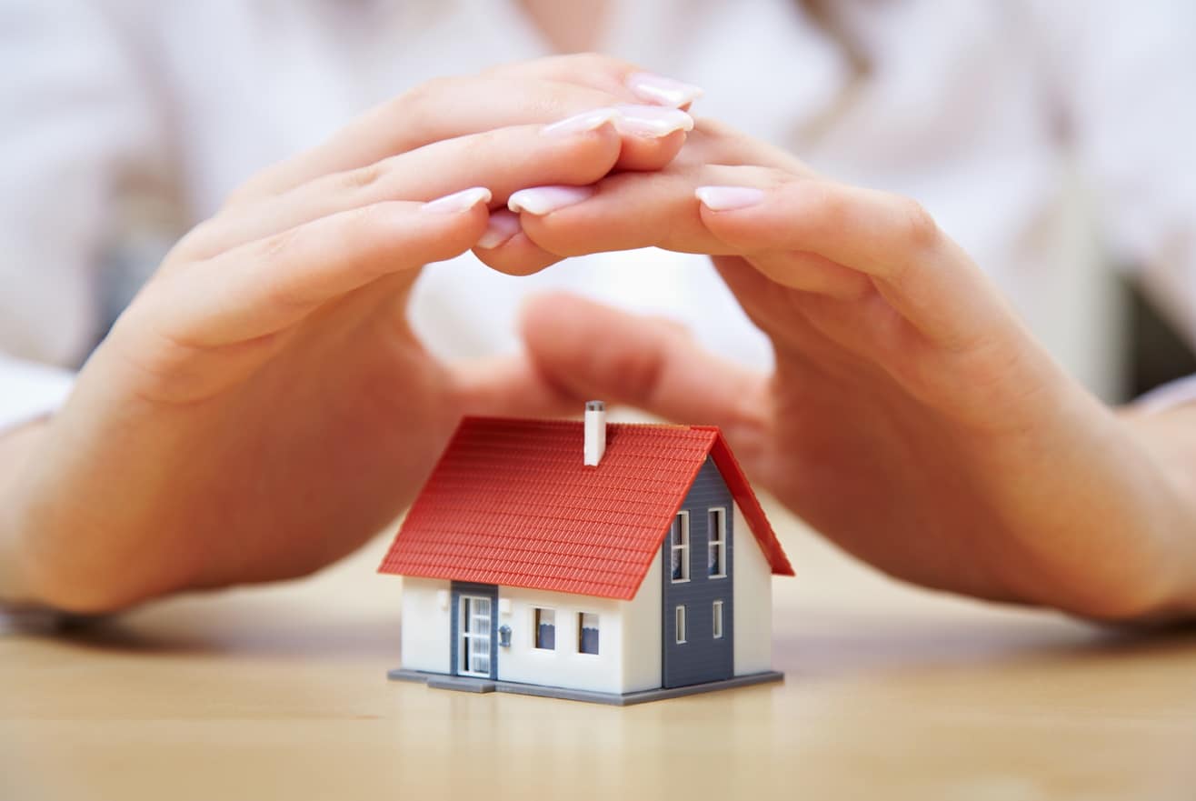 Mini maison sous des mains